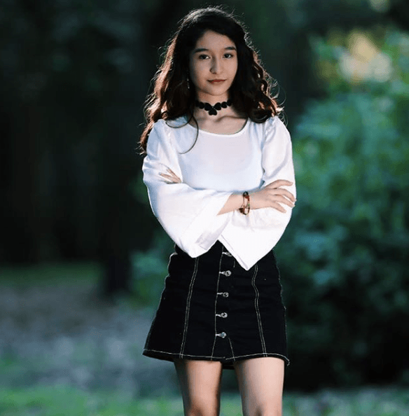 Justamente, en dicho canal, la joven estrella relató que su acercamiento con la actuación sería a los tres años, cuando su familia recibió una propuesta para que ella se convirtiera en actriz. Tiempo después, la entonces niña ingresaría al CEA Infantil para prepararse.