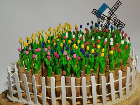 Este es un bello jardín de tulipanes tallados a mano. Para hacerlo realidad el artista usó 180 bicolores con el fin de no tener que pegar piezas adicionales.