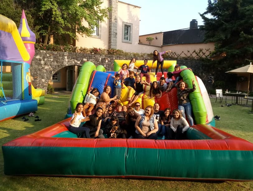 Los Pequeños Gigantes, en compañía de sus familiares, tuvieron un día lleno de juegos inflables y platillos deliciosos para celebrar las vacaciones de Semana Santa.