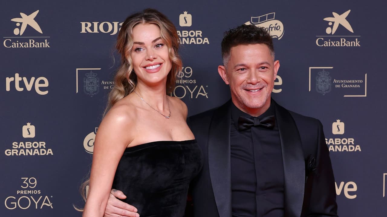 Candela Márquez y Alejandro Sanz en la alfombra roja de los Premios Goya en febrero de 2025 en Granada, España