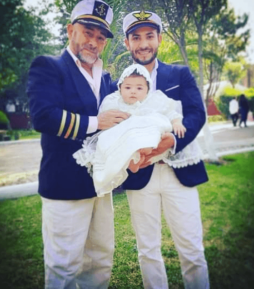 En cuanto a su vida privada, en la misma entrevista, Santana también reveló que es padre de una pequeña llamada Melissa.