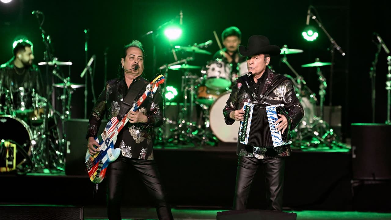 Jorge Hernández, vocalista de Los Tigres del Norte, sufre aparatosa caída en pleno escenario: esto se sabe sobre su estado de salud