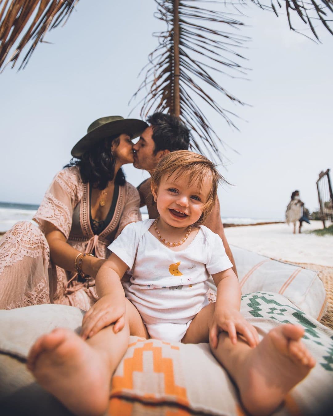 El fin de semana, Aislinn Derbez visitó las playas de Tulum, donde no solo impactó al aparecer en bikini, sino también por presumir la hermosa familia que formó junto a Mauricio Ochmann y su hija Kailani.