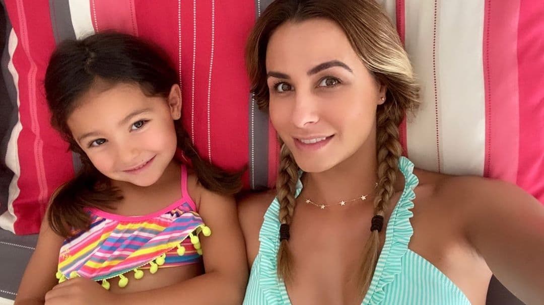 Tras someterse a un radical cambio del look, con el que pasó de rubia a morena, Odalys Ramírez celebró su cumpleaños número 33 en redes sociales junto a una foto de su infancia. Sin embargo, la publicación de la conductora llamó la atención por el gran parecido físico que su hija Gia tiene con ella.