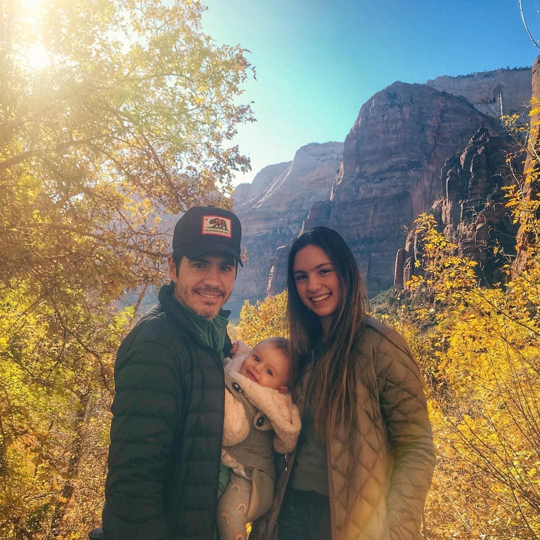 Mauricio Ochmann posa con sus dos hijas