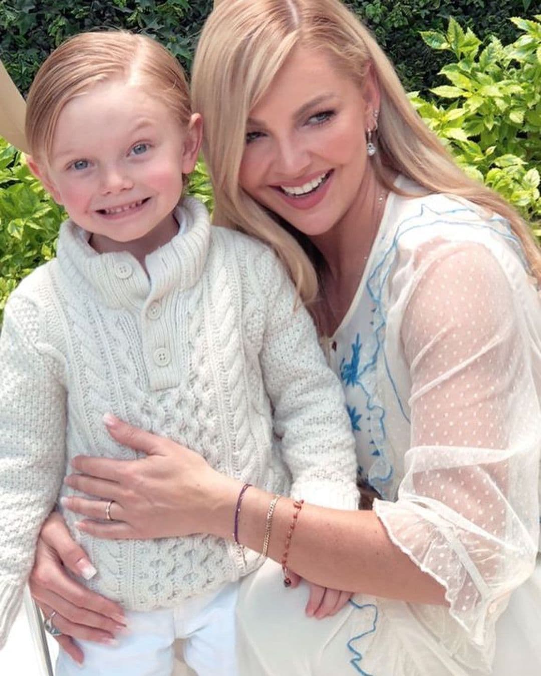 Hijo de Marjorie de Sousa da tierno beso en la boca a su mamá y roba cámara por lo grande que luce