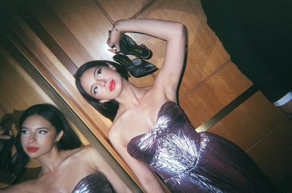 Ángela Aguilar muestra qué hay dentro de su maleta cuando viaja