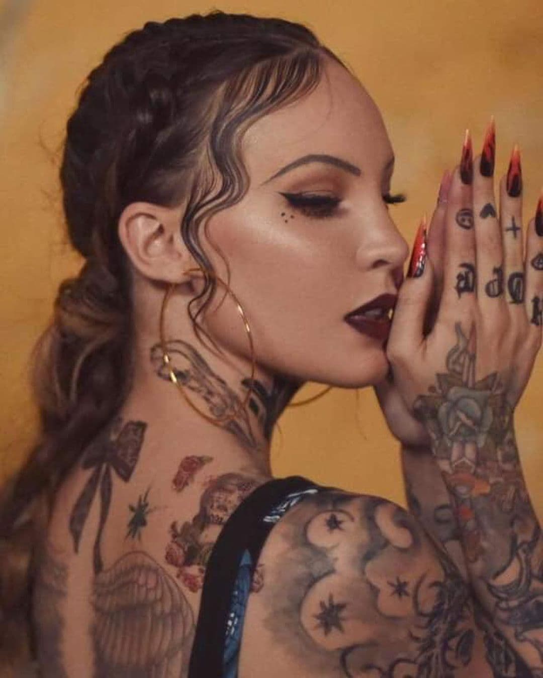 Además de la piel pintada, también sorprendió el estilo de sus uñas largas, puntiagudas y rojas con negro.Un estilo al que no tiene acostumbrado a sus fans, quienes siempre la han concebido bajo el personaje de la "niña buena".