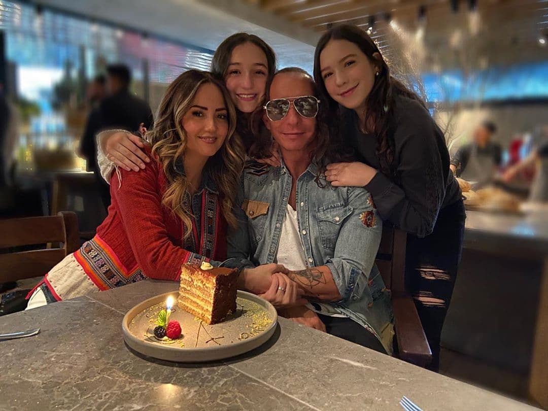 Tras aparecer en bikini, Andrea Legarreta y sus hijas están en cuarentena por el coronavirus