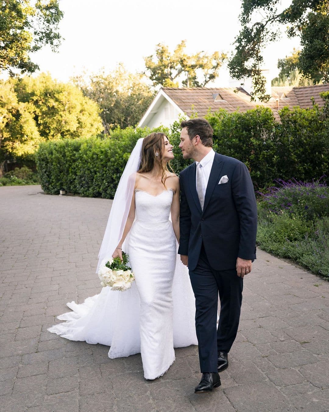 Luego de que medios internacionales aseguraran que, el 8 de junio, Chris Pratt se había casado en secreto con Katherine Schwarzenegger, el actor utilizó su perfil oficial de Instagram para confirmar su enlace nupcial con una romántica fotografía.