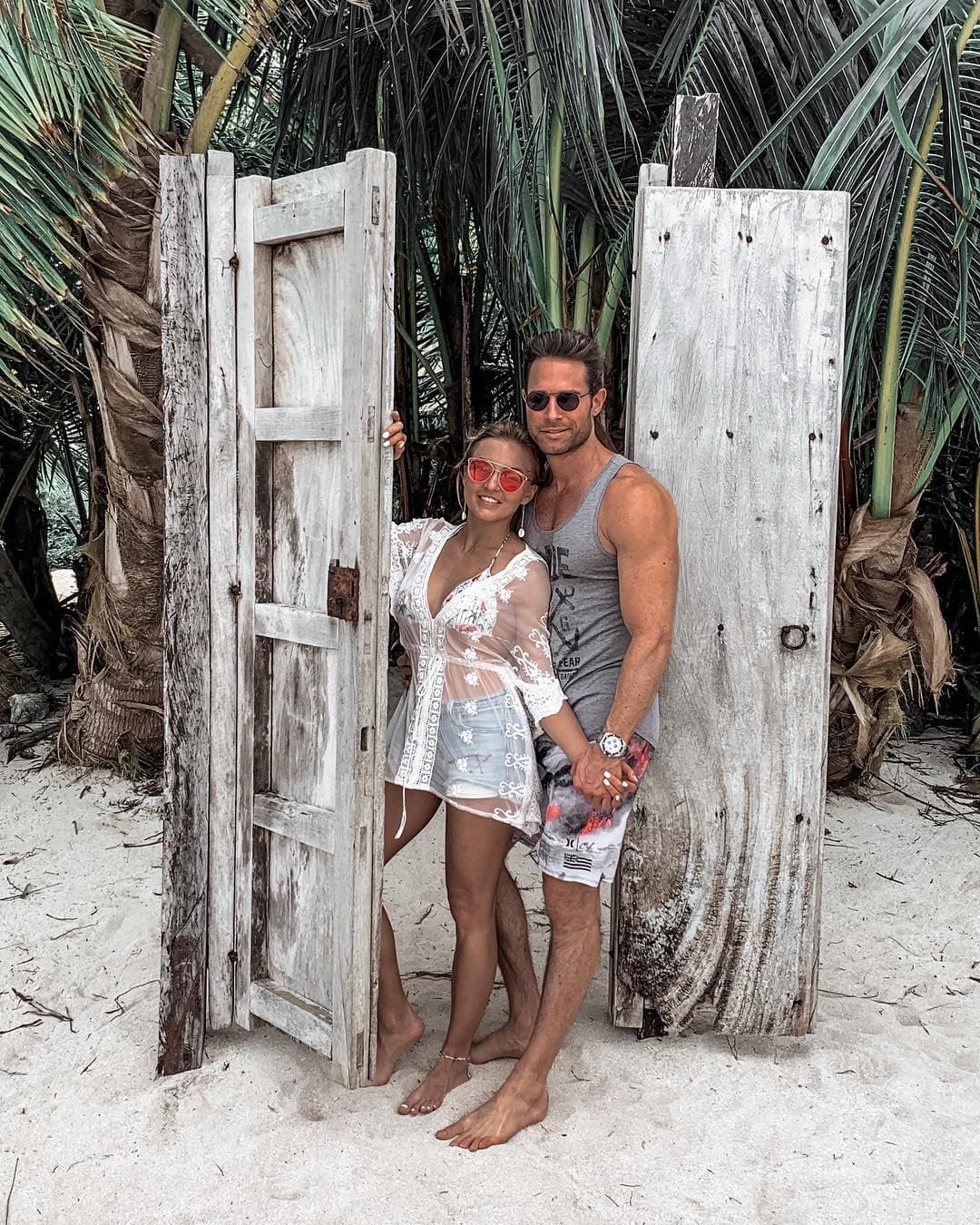 Angelique Boyer publica cómica foto junto a Sebastián Rulli
