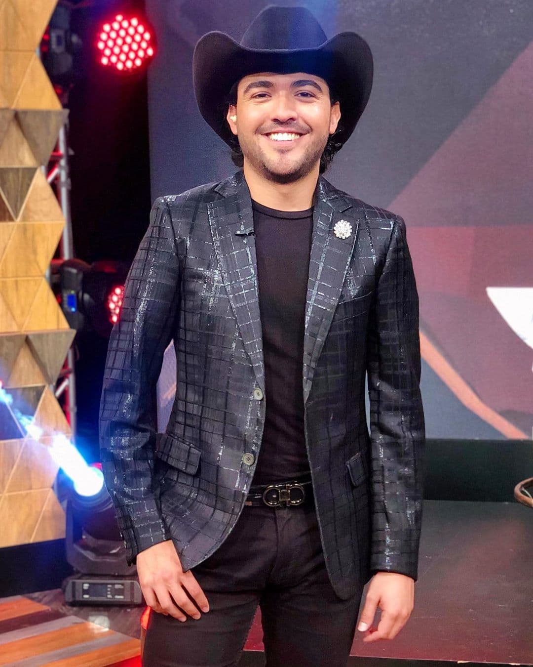 Alann Mora y Julión Álvarez intrerpretan 'A Través Del Vaso' en vivo