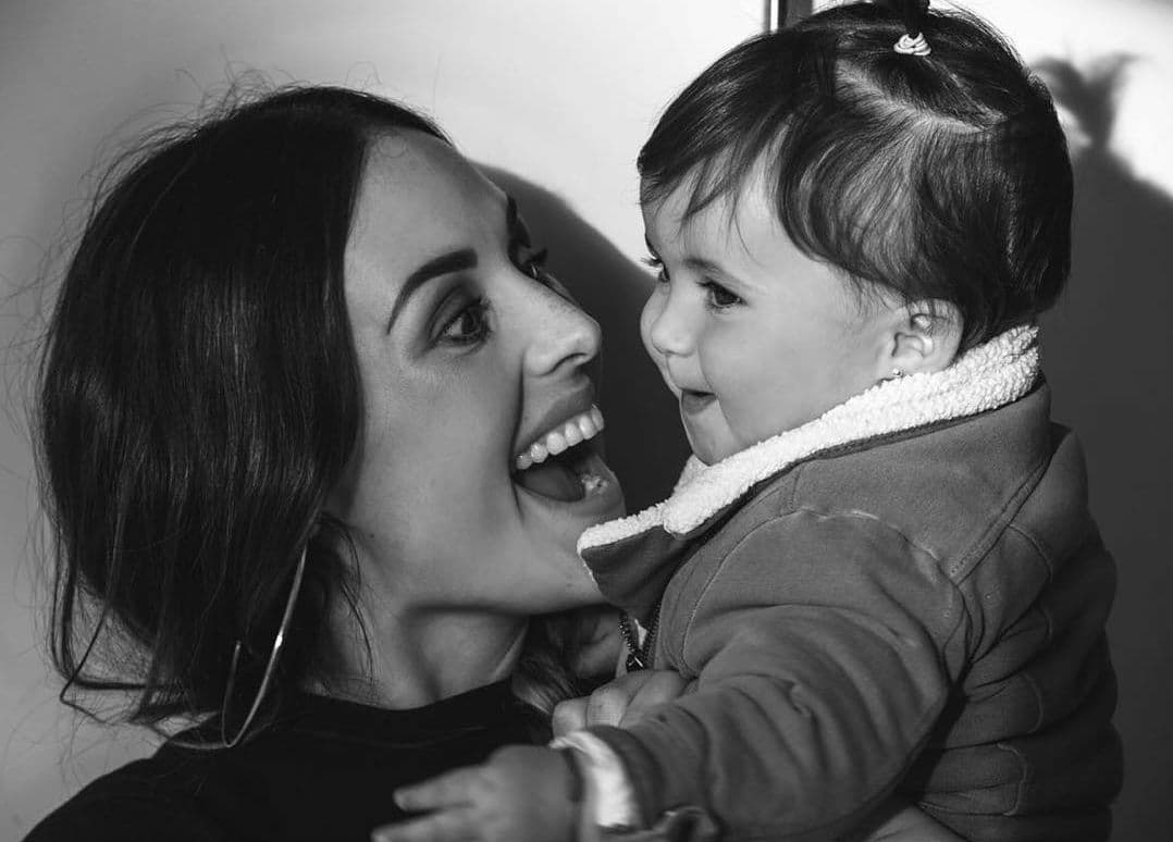 Así reacciona hija de Zuria Vega al ver foto de su fallecido abuelo