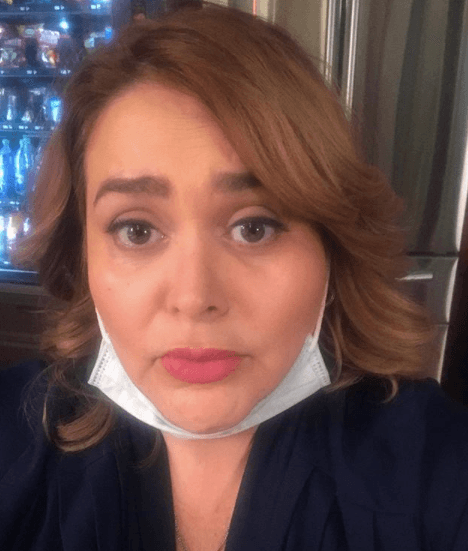 La actriz también se ha mantenido activa en sus redes sociales durante la cuarentena. "Cuando iba a pensar que esto sería necesario, hasta el lenguaje de señas con los ojos cuando lo traigo puesto", escribió al pie de esta imagen.