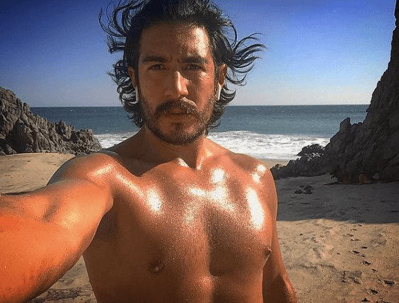 Fernando Moreno es un entrenador personal, de acuerdo con información en su perfil de Instagram, donde ha compartido imágenes y videos haciendo ejercicio.