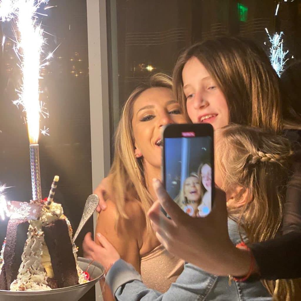 “Hoy es cumpleaños de mi comadre hermosa, ya te dije todo por teléfono, pero te lo hago público también. Comadre te amo, que sea un cumpleaños hermoso como el que te mereces y ya festejaremos muy pronto. Este año va a ser uno de los mejores años para las dos. Amo tenerte en mi vida”, se escucha decir a la futura mamá.