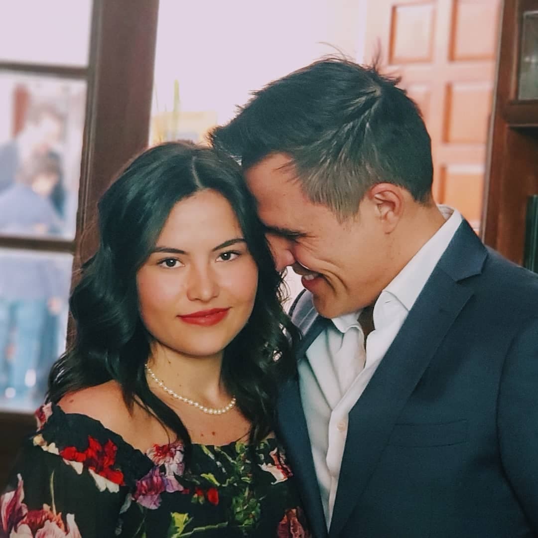Alexandra tiene 18 años y radica en Estados Unidos junto a su mamá, su padrastro y medios hermanos. La joven muestra en redes sociales lo talentosa que es como porrista y lo dedicada que está a sus estudios.