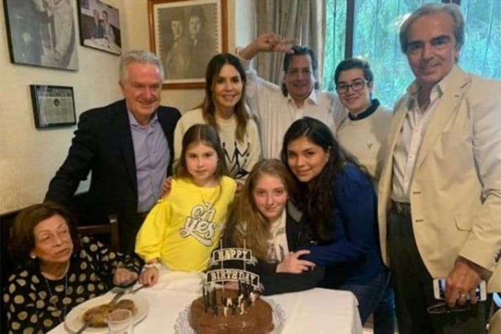 Poco a poco Constanza se fue adaptando a los cambios y en agosto de 2020 celebró su cumpleaños 16 junto a su madrastra, medias hermanas, papá, Lorenzo Lazo y la familia de Edith González. La fotografía del evento se hizo viral en redes sociales.