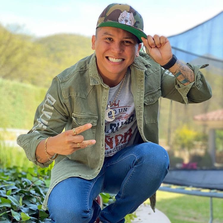 Edwin Luna se deja ver con faja tipo corset y responde a críticas: “Quién dijo que no puedo usarla”