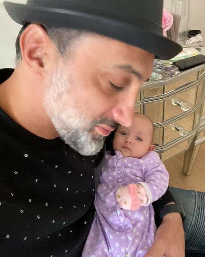 Mientras que en una de las últimas publicaciones, la estrella de televisión también destaca lo enamorada que está de lo bonita que está su hija. “Qué ojos, qué belleza de bebé, parece una muñeca, qué hermosa, me enamoro de esos ojos y esa cara de muñeca”, enfatizó en el video, que recaudó más de 55 mil reproducciones.
