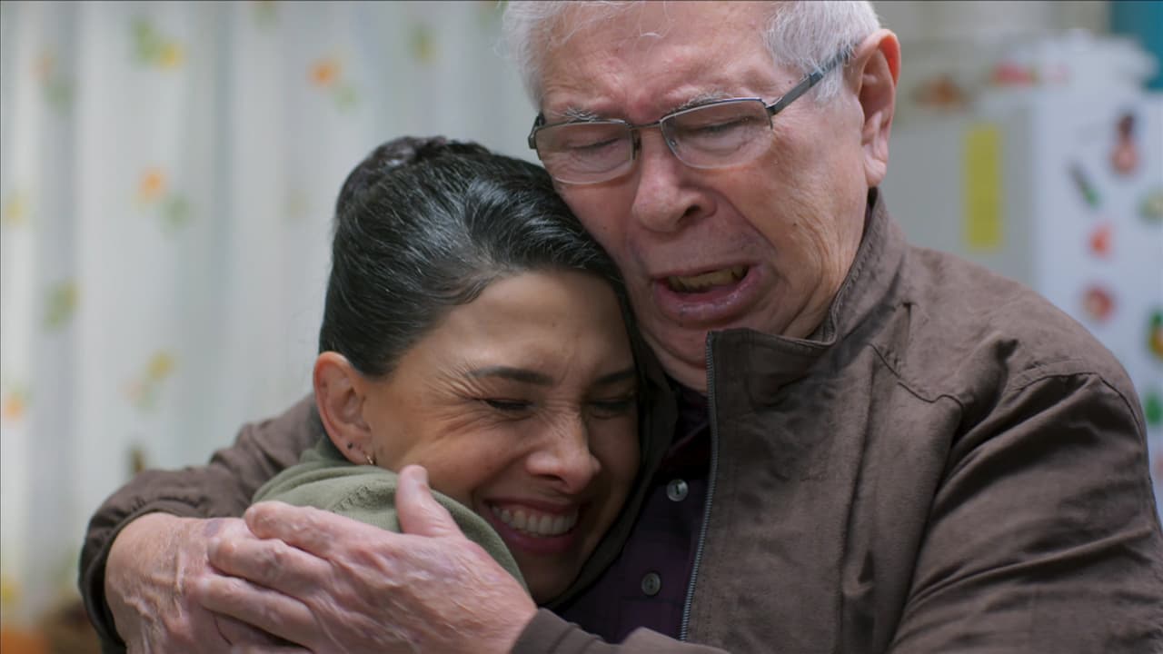 'Chabela' y el abuelo se abrazan de felicidad al saber que 'Jhony' regresará a casa.