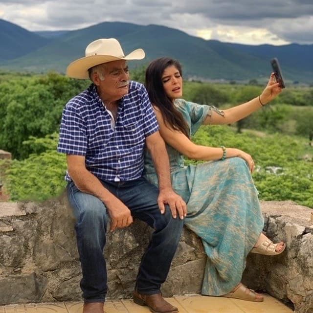 Papá de Ana Bárbara destapa la peculiar manera en que conoció al prometido de su hija