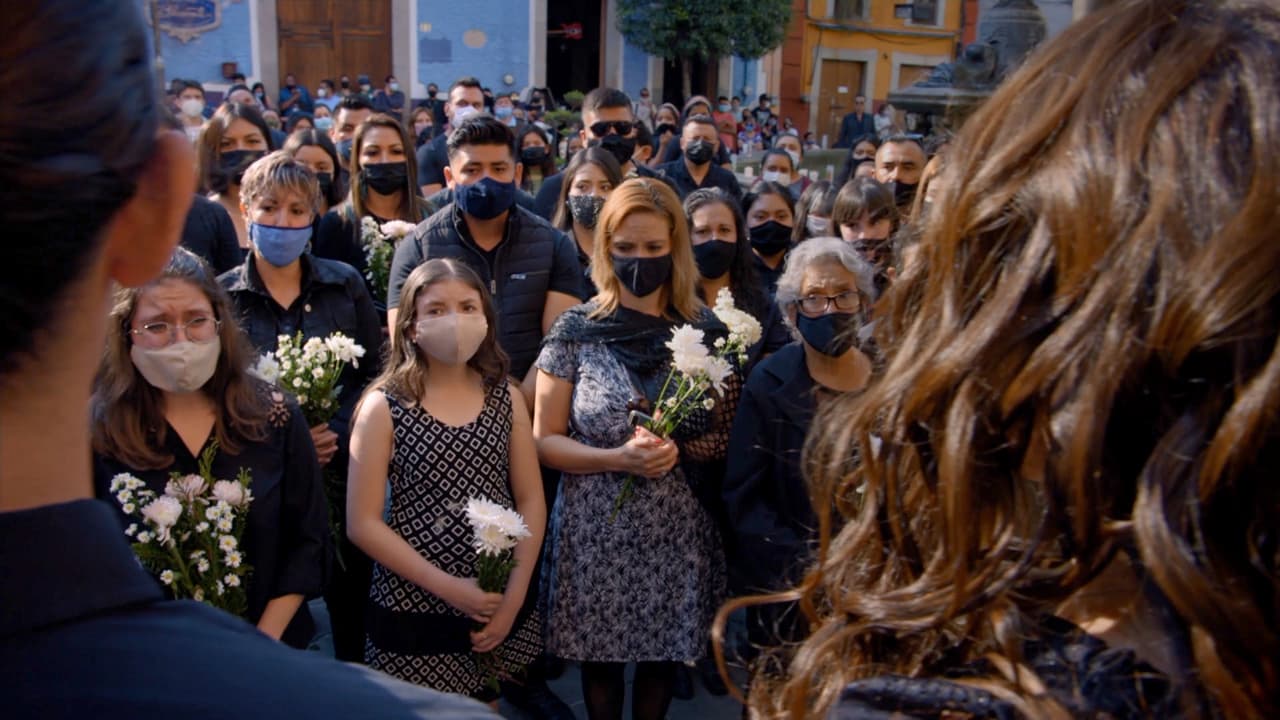 Todo Guanajuato se unió tras la muerte de 'Doña Luz'. Al unísono, los presentes echaron una porra en honor a la querida mamá gallina.