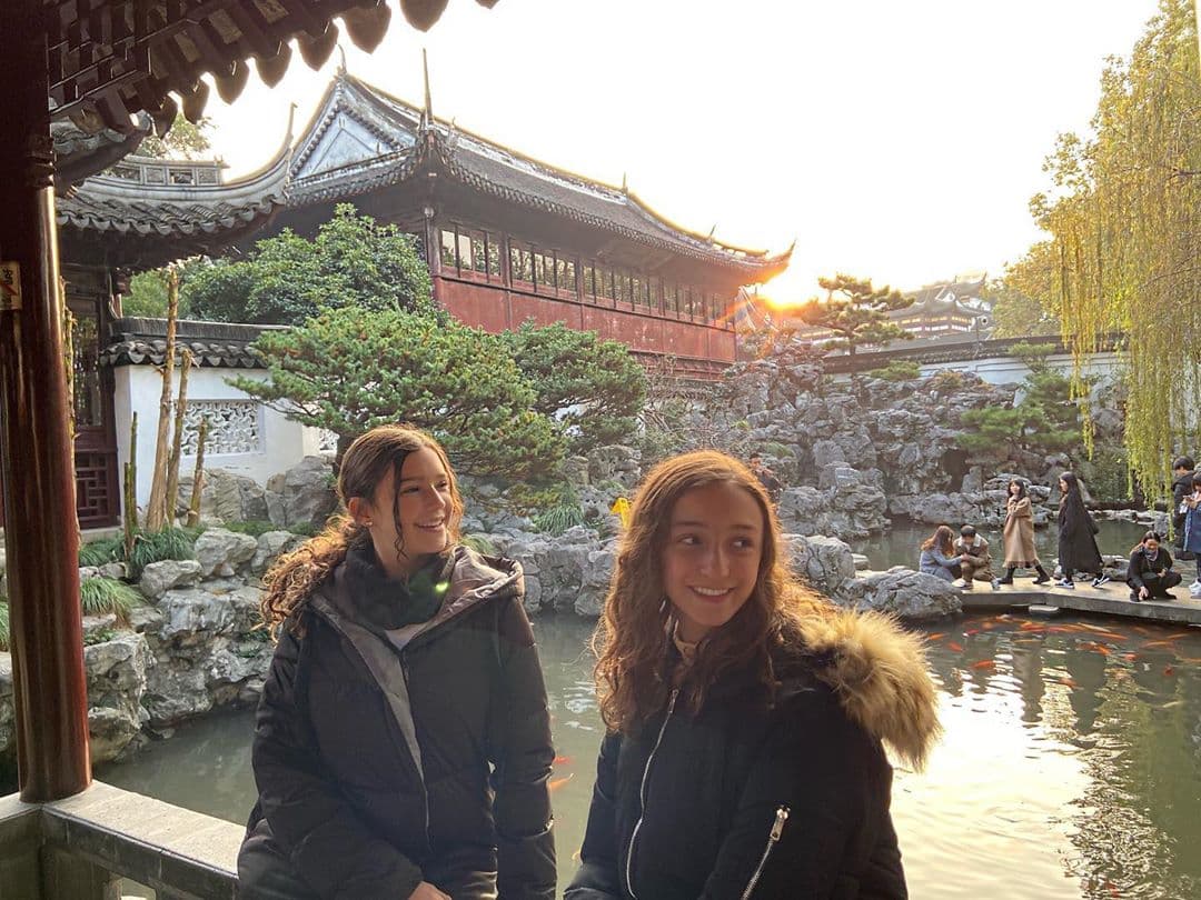 Mía y Nina tampoco se han quedado atrás y a través de su fotos le han mostrado a sus seguidores los espectaculares paisajes de Shanghái. “China”, escribió Nina al pie de una fotografía en la que aparece junto a su hermana. “Te amo”, fue el mensaje que Mía le dedicó en respuesta.