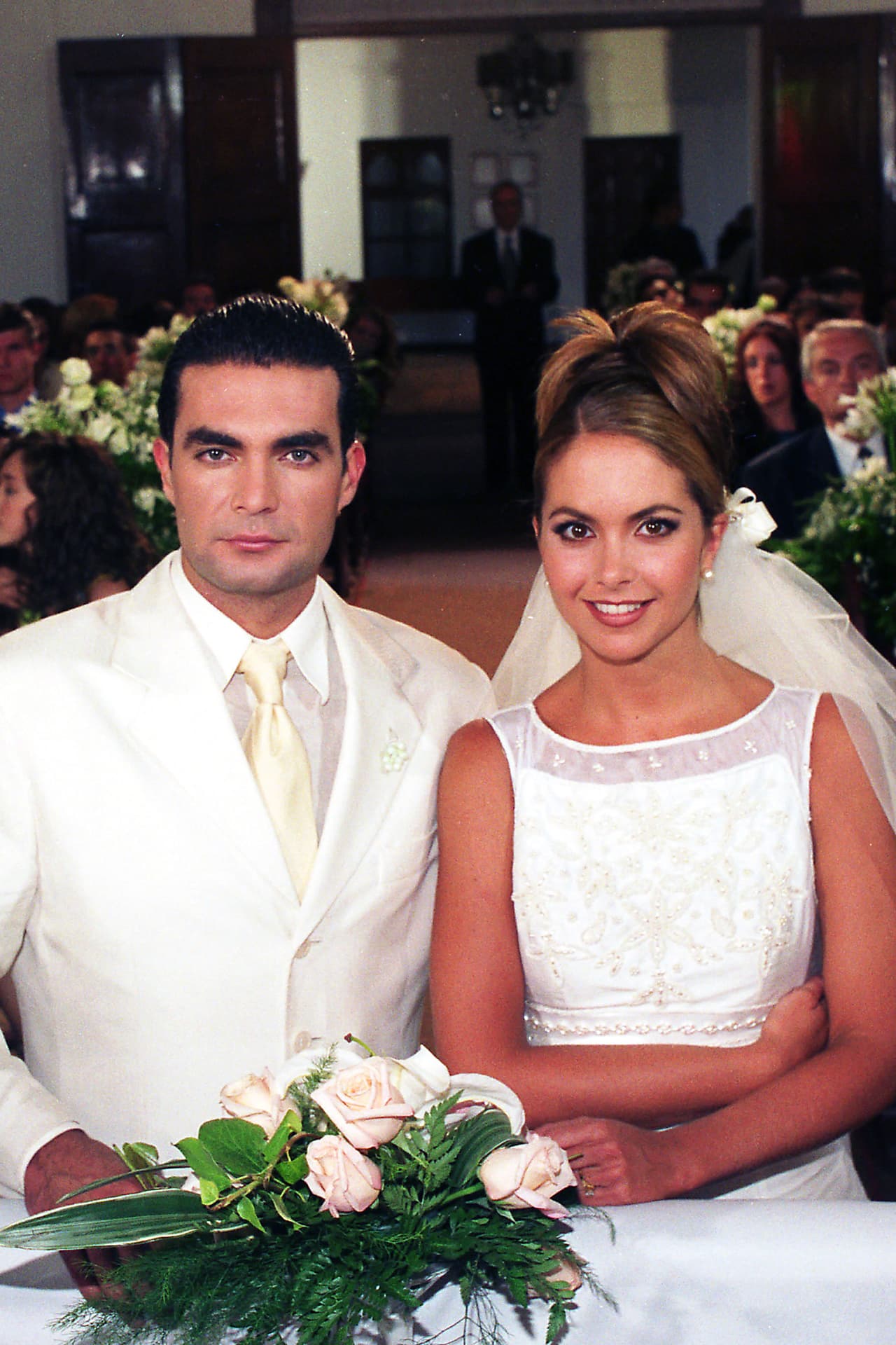 Otro de los galanes de Lucero en las telenovelas fue Mauricio Islas, con quien su personaje de ‘Andrea’ logra casarse. Sin embargo, la historia da un giro de 360 grados con su inesperada muerte justo un día después de su boda.