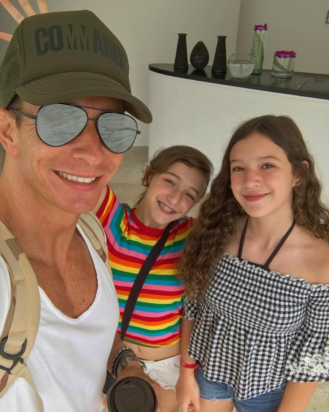 Lo que sí queda claro con las publicaciones de Instagram es que Mía y Nina son físicamente idénticas a sus papás, a tal grado que ambas decidieron seguir sus pasos en el mundo del espectáculo.