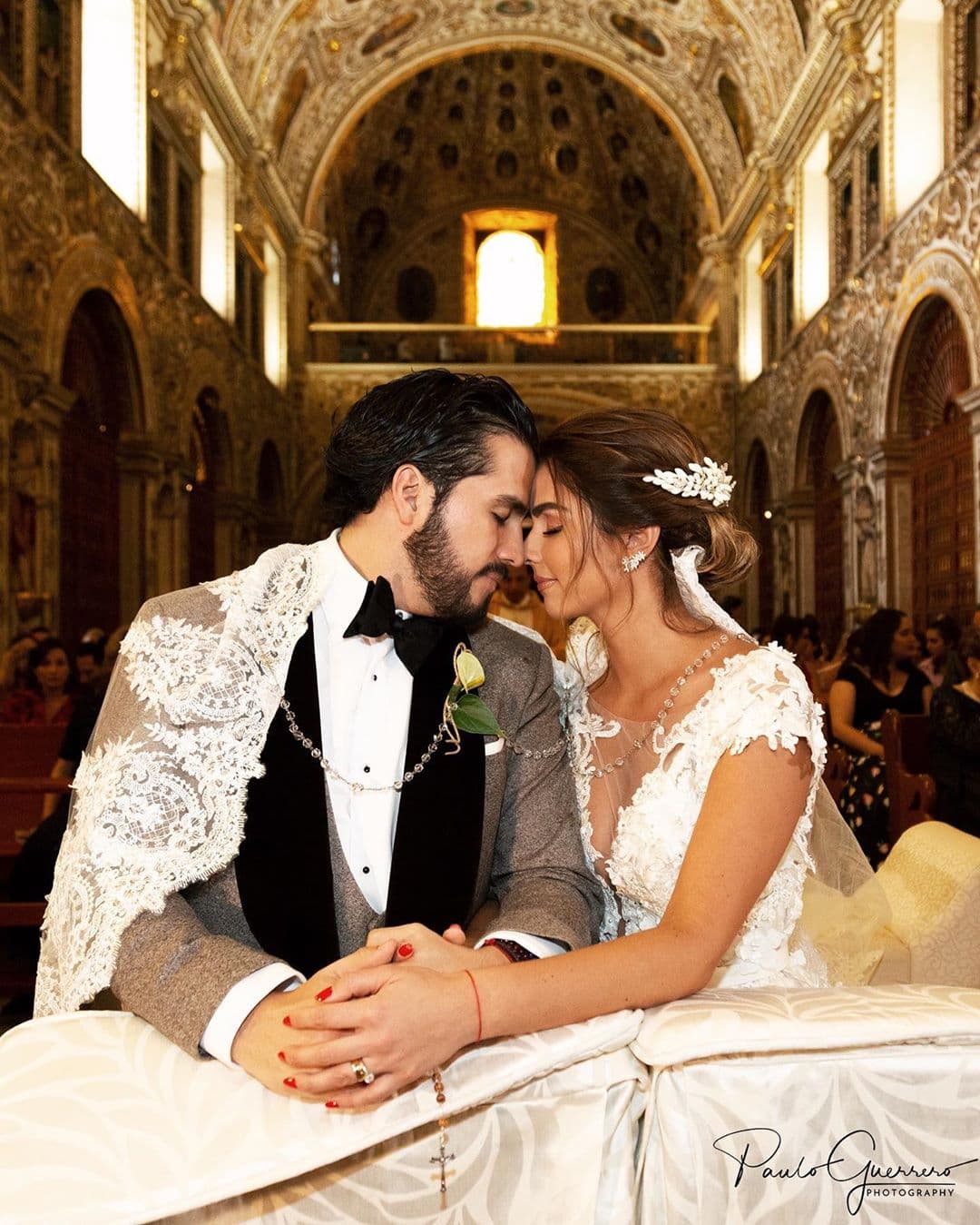 Claudia Martín se casó con Andrés Tovar el 12 de enero por lo civil en San Cristobal de Las Casas, Chiapas. Mientras que la boda religiosa se realizó el 23 noviembre en el Templo de Santo Domingo de Guzmán, en su natal Oaxaca.