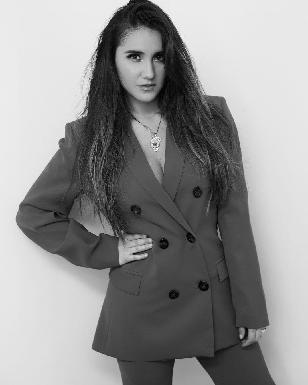 Sutil y elegante, así se mostró la actriz y cantante hace aproximadamente tres meses. Este outfit nos encanta porque los sets completos tipo trajes -sin usar nada abajo- están súper de moda y, definitivamente, si alguien sabe cómo lucirlo es Dulce María. El collar le da más vida al outfit y su cabello lacio y despeinado en las puntas, completa el look a la perfección haciéndola ver súper juvenil.