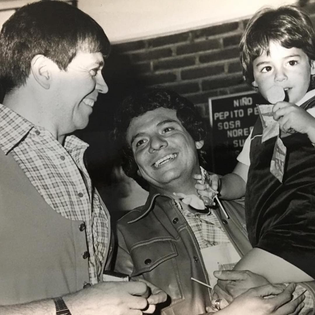 Con esta imagen, el mayor de los hermanos Sosa felicitó a su padre y a Chabelo por su cumpleaños.