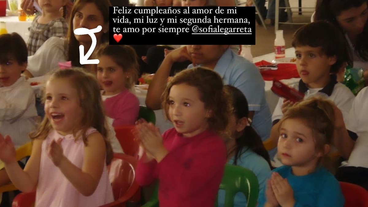 La actriz felicitó a su prima, quien es idéntica a ella