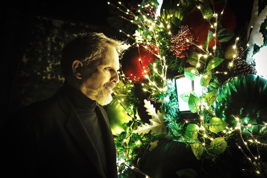 Miguel Bosé le hace competencia a Galilea Montijo y presume increíble jardín de Navidad