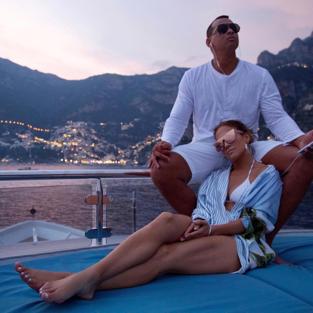 La feliz parejita de tórtolos se dio un paseo por un lujoso yate en la isla italiana Capri.