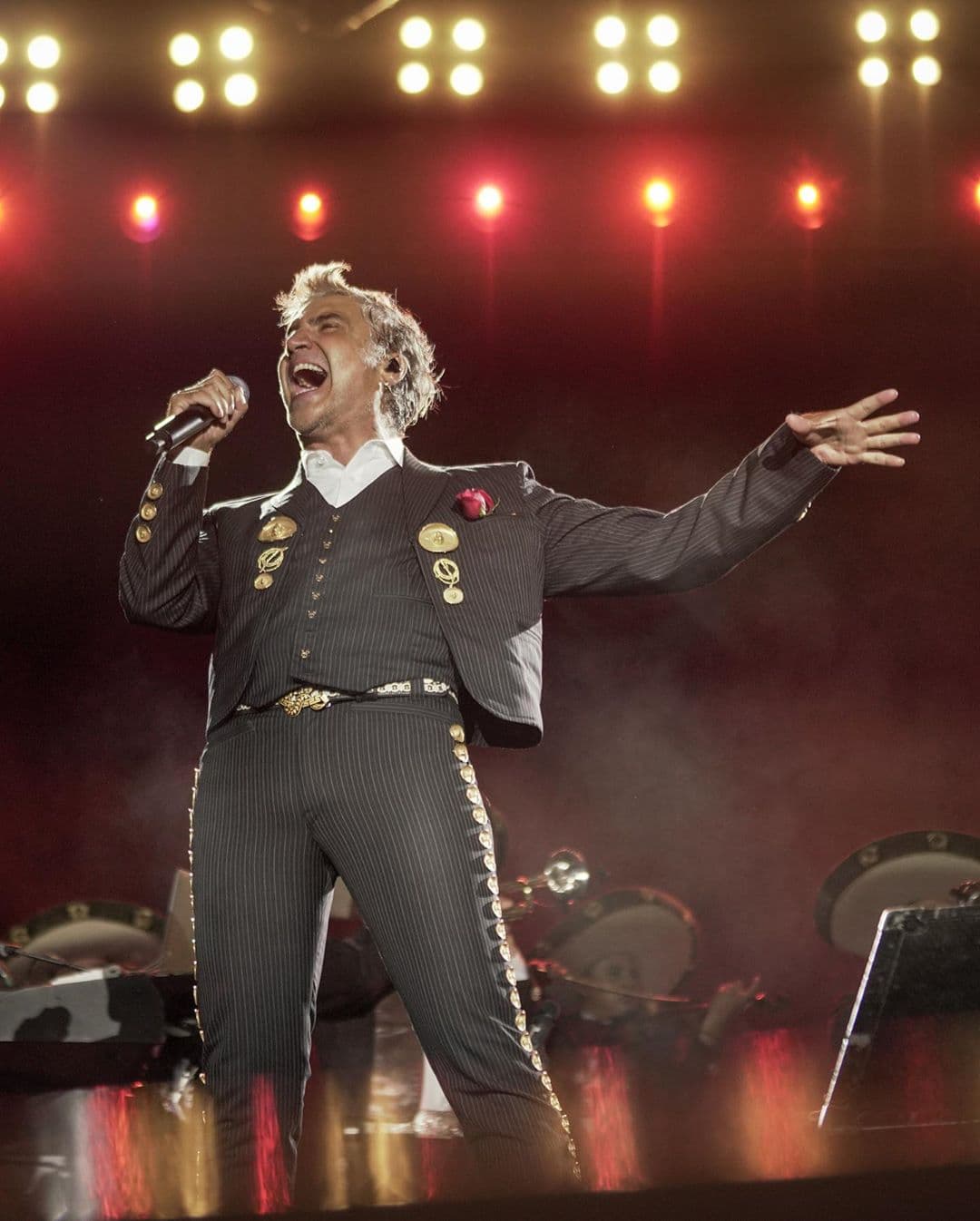 Alejandro Fernández se besa con actriz durante su presentación en vivo