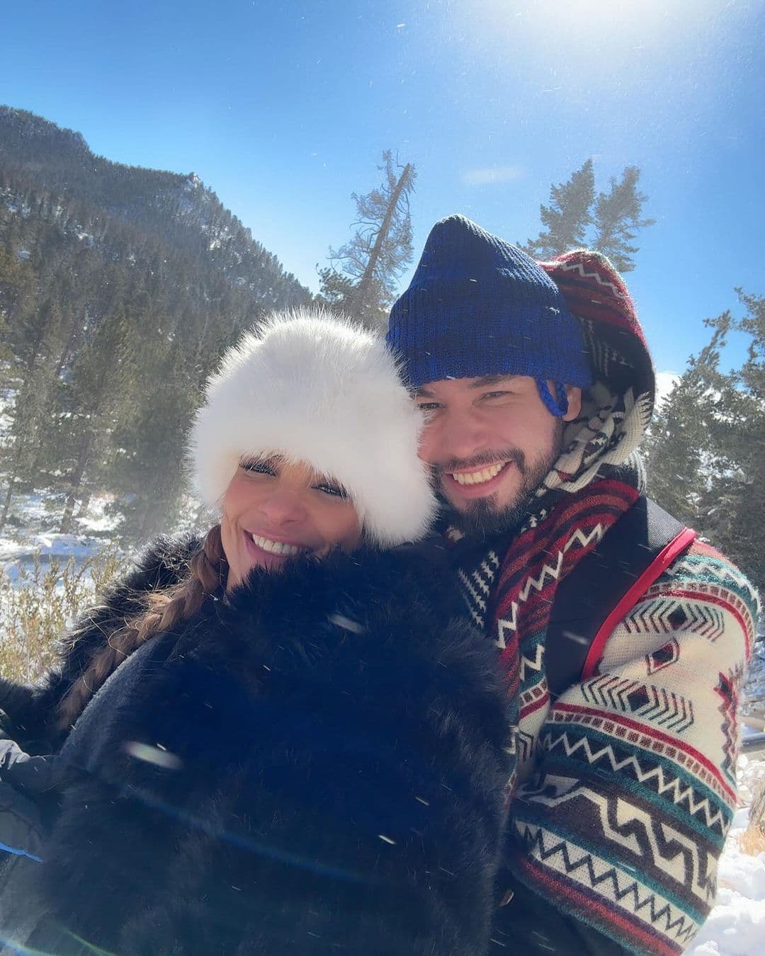 Alma Cero se comprometió con Enrique Orozco a meses de iniciar su romance.