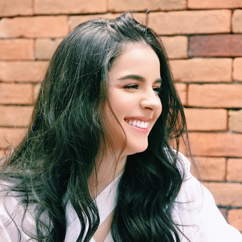 Pero la estrella de televisión no fue la única que felicitó a Ana Paula, también lo hizo Eduardo Capetillo. El galán de telenovelas compartió una foto de su hija y detalló: “Felicidades amor mío”.