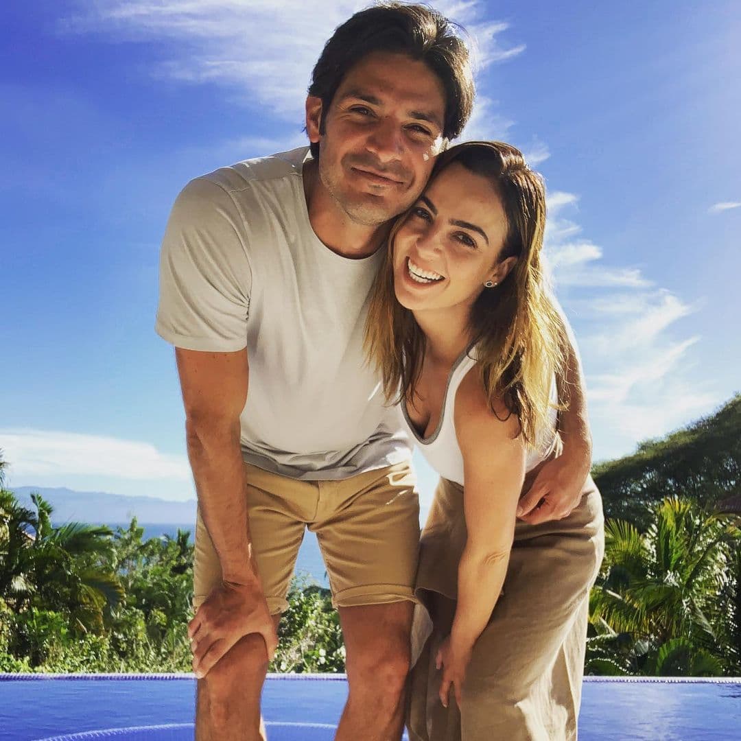 Las publicaciones de la actriz consiguieron en cuestión de horas más de 40 mil ‘Me gusta’ e infinidad de mensajes, en los que famosos y sus fieles admiradores se desvivieron en felicitaciones para la pareja, la cual lleva tres años de relación.