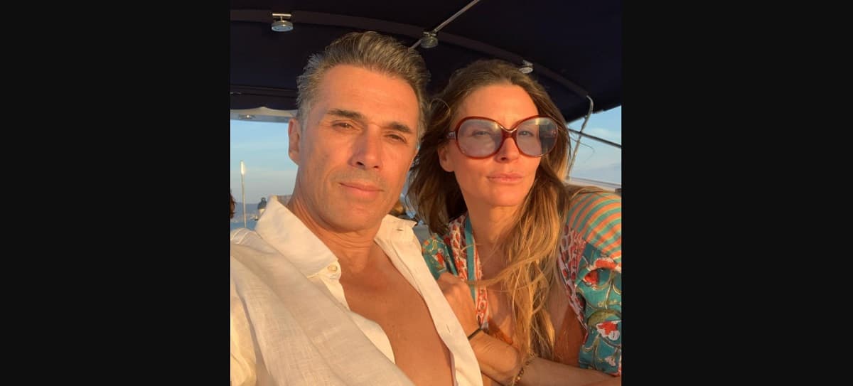 Sergio Mayer e Issabela Camil se conocieron durante las grabaciones de La fea más bella, donde el daba vida al diseñador ‘Luigi Lombardi’ y ella tuvo una participación especial. El flechazo se dio de forma inmediata y cinco años después se casaron en las playas de la Riviera Maya. Fruto de su amor tienen dos hijas: Antonia y Victoria.