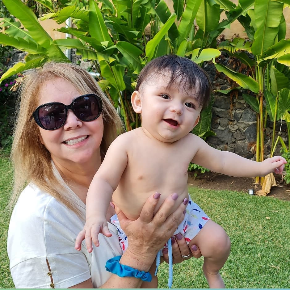 “Con nadie puede estar mejor cuidado que con mis papás, que ustedes saben todo lo que lo aman y lo consienten, hemos hecho más llamadas y FaceTime que nunca en la vida, pero bien, estoy feliz”, precisó.