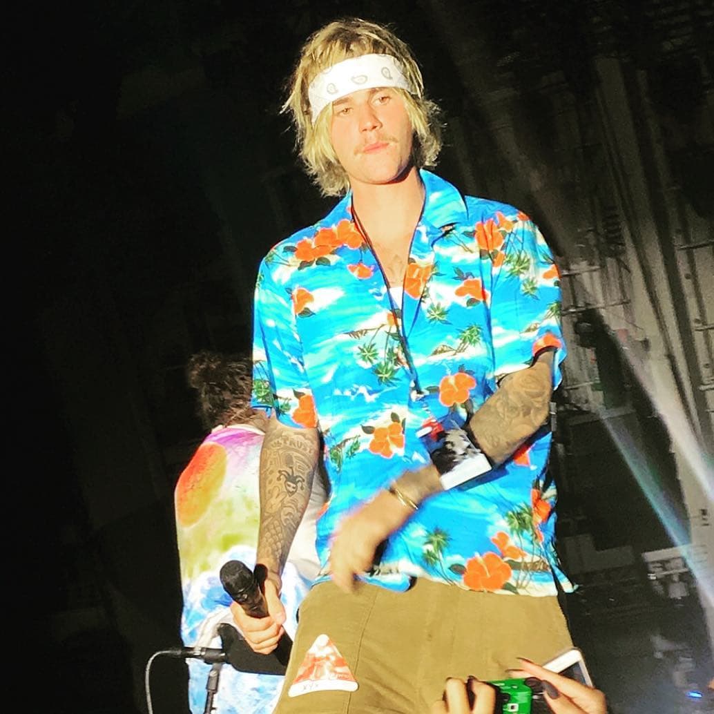 En 2014, una fan acusó al cantante Justin Bieber de robarle su celular, con el que supuestamente captó una pelea en la que el cantante participó.