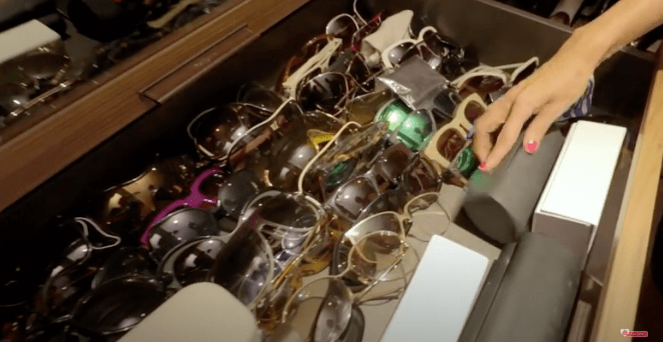 Montijo también mostró su gran colección de lentes, los cuales conserva en un cajón dentro de su vestidor.