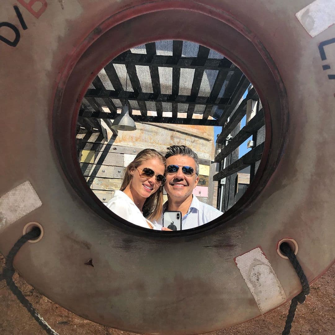 La sólida relación de la pareja hizo que un mes después Adrián Uribe comenzara a planear un viaje a Brasil para conocer a la familia de Thuany, momento en el que incluso se dijo nervioso.