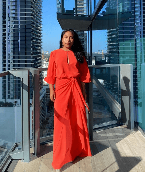 Horas antes de llegar al evento, Yaritza presumió el vestido rojo con el que arribaría al lugar. Esta pieza, modelada desde un balcón con vista a la ciudad de Miami, fue creada por la diseñadora colombiana Joanna Ortiz.