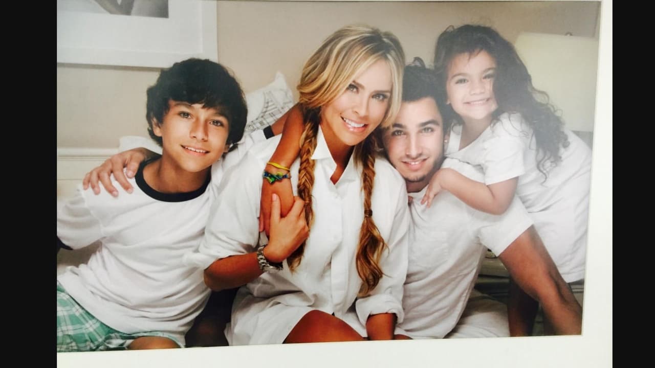 Aylín Mujica junto a sus tres hijos