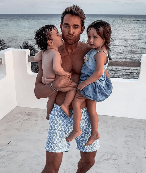 Hasta de donde se sabe, Candela Rulli es mamá de dos pequeñas: Mila, de seis años, y Sol, de apenas un año. De hecho, fue el propio actor, quien en noviembre de 2020 dio a conocer el nacimiento de su última sobrina, a través de sus redes sociales.