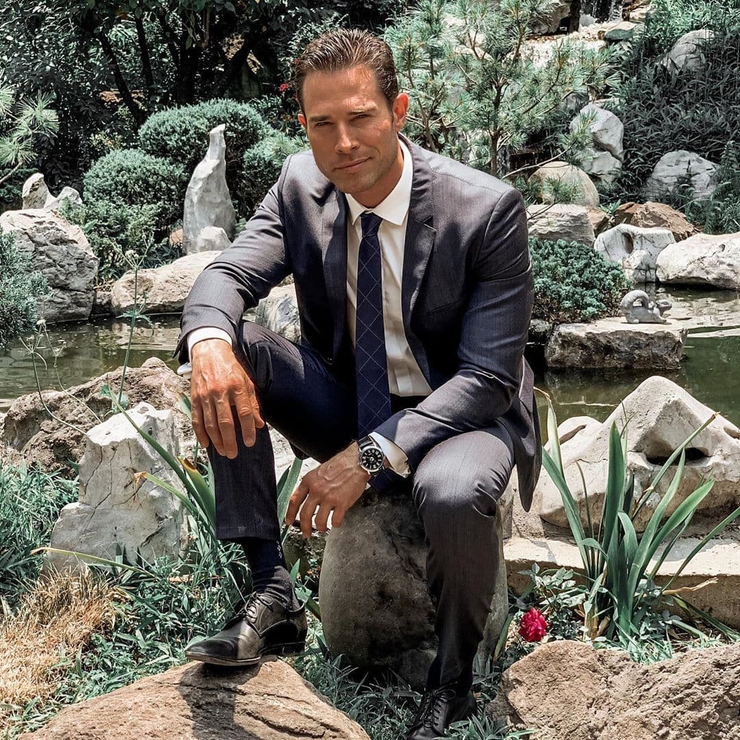Supermodelo se toma foto con Sebastián Rulli en el aeropuerto