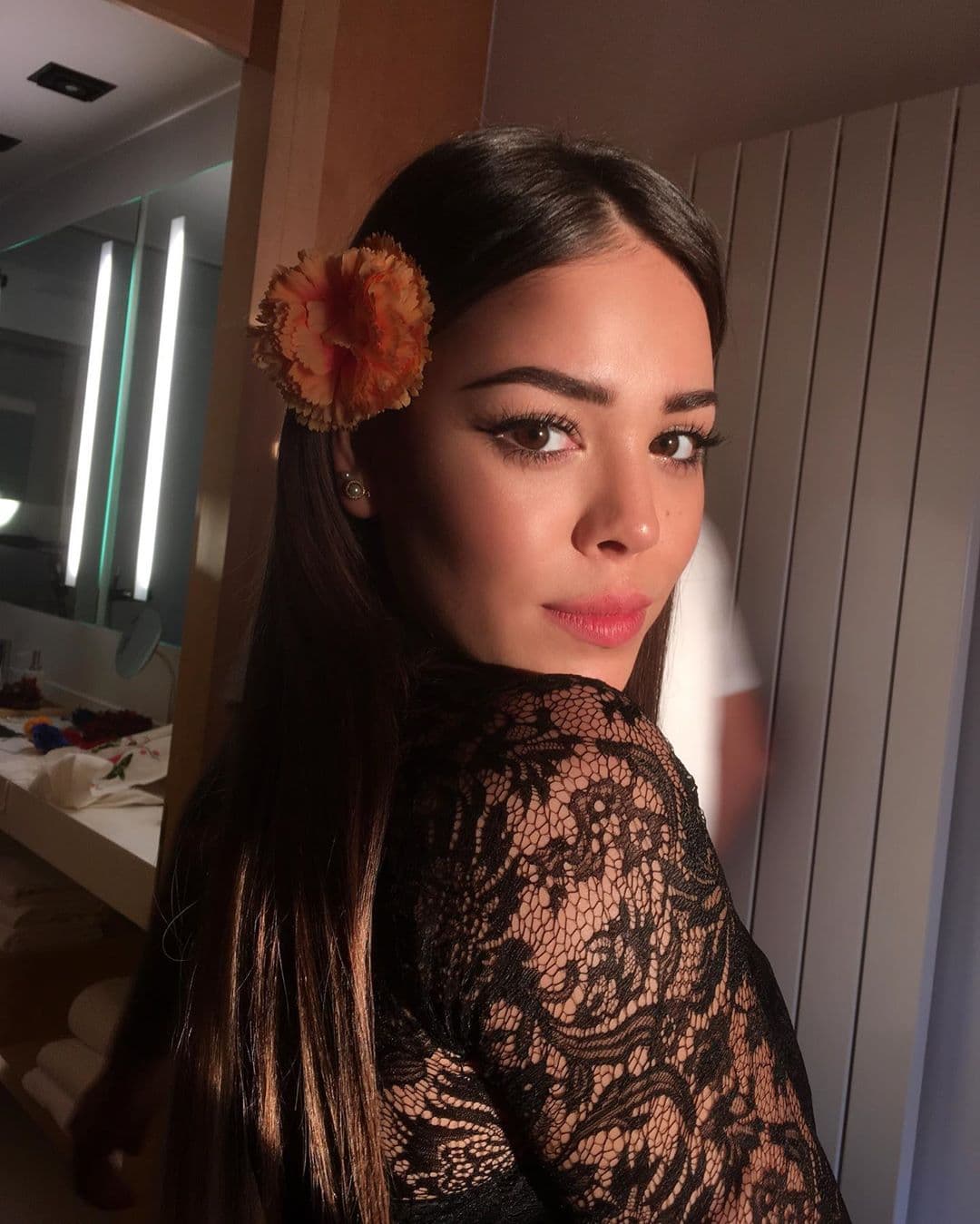 Danna Paola besa en la boca a otra mujer y causa revuelo en redes sociales